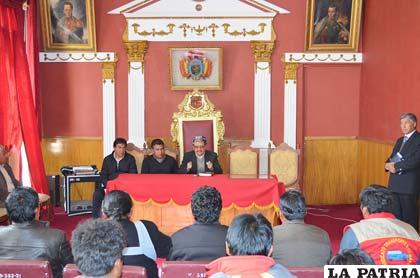 Bazán durante la reunión que sostuvo con dirigentes vecinales antes de dar a conocer el nombre del nuevo director