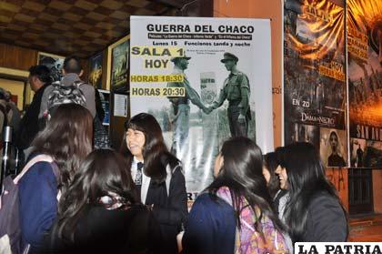 Jóvenes esperaron ansiosos a ingresar al cine