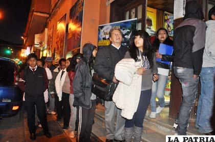 Fila interminable antes del inicio de la película
