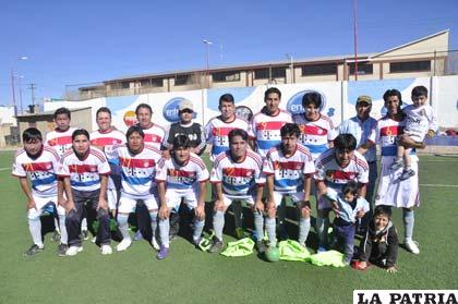El plantel de jugadores de Médicos terminó tercero