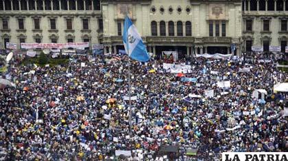 Guatemaltecos piden la renuncia del presidente Otto Pérez Molina 
en manifestación /hispantv.com