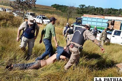 Intervención de los policías en contra de campesinos paraguayos /telam.com.ar