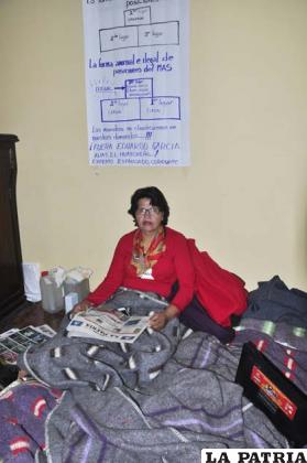 Ejecutiva del magisterio, Junet Ojeda, en la medida de presión pidiendo la renuncia de García