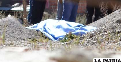 El cuerpo de la víctima fue
encontrado en el patio