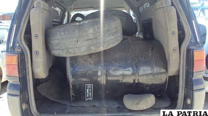 Turriles camuflados con llantas en el interior del vehículo