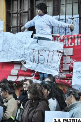 Maestros movilizados junto a su dirigente Junet Ojeda