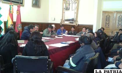 Reunión entre autoridades donde se analizó el embovedado del canal Tagarete