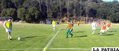 Durante el entrenamiento del combinado boliviano en Viña del Mar /APG