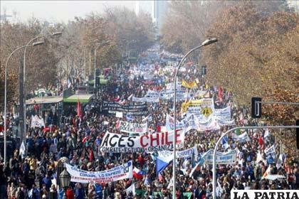 Miles de profesores protestan contra el proyecto de ley del estatuto que regulará su profesión /es.finance.yahoo.com