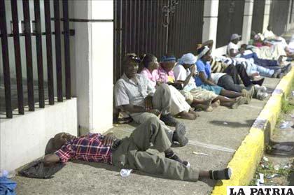 Migrantes haitianos realizan filas para regularizar su situación /es.noticias.yahoo.com