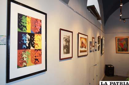 Diversa exposición de pinturas en el salón 