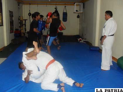 Durante los entrenamientos de los deportistas del karate