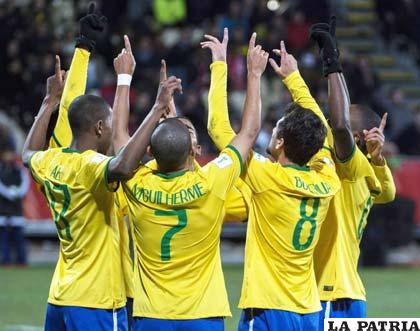 El festejo de los brasileños por la clasificación a la final del torneo /as.com