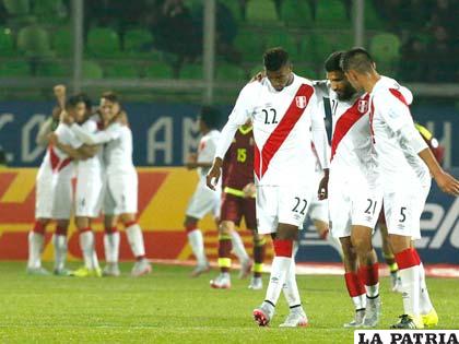 El festejo de los jugadores peruanos por la victoria ante Venezuela /foxsportsla.com