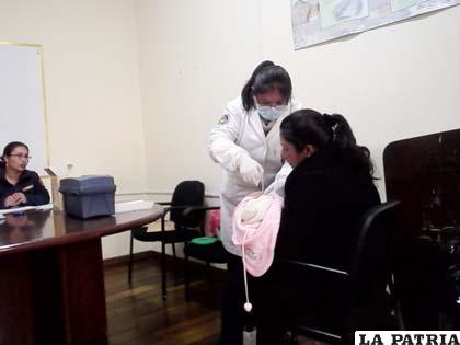 Toman muestra de ADN en la ciudad de La Paz a bebé abandonada