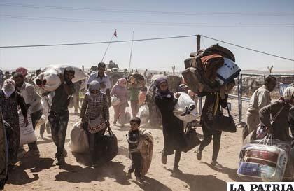 Refugiados kurdos sirios cruzan la frontera turca /europapress.es