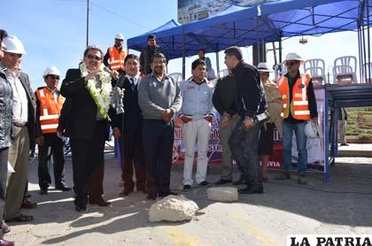 Autoridades ediles en la inauguración de obra en la avenida Villarroel y 6 de Agosto