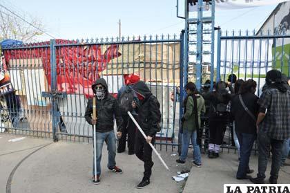 Estudiantes se arman con palos y escudos para evitar intervención de la universidad /APG