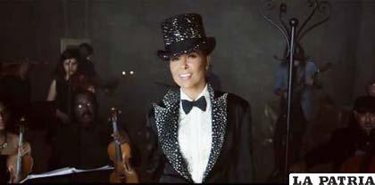 Imagen de Gloria Trevi en el video que presentó en el estreno de la canción 