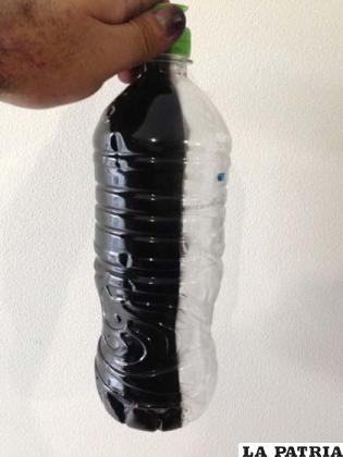 1.- Enjuaga varias veces la botella, y una vez seca se pinta exteriormente de negro.