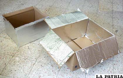 3.- Forra el fondo y los laterales internos de la caja con papel de aluminio, y pégalo con adhesivo o con cinta.