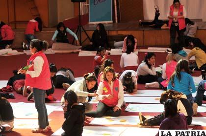 Voluntarias ayudan en las dinámicas a las niñas de Oruro
