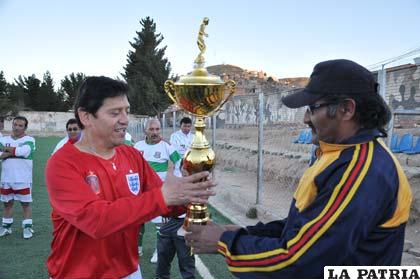 Rocha entrega el trofeo de campeón a Dávila