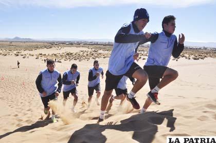 La plantilla de jugadores continúa su labor en los arenales de Oruro