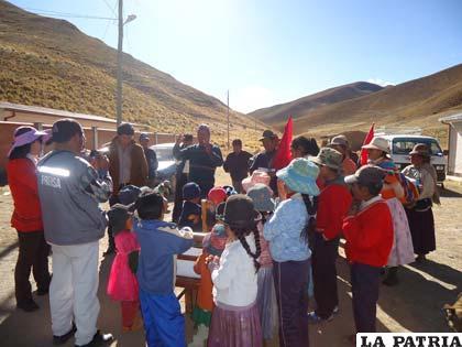 Dirigentes del Comité Cívico y del Sindicato de Trabajadores de la Prensa de Oruro con comunarios de Pongo Queñuani