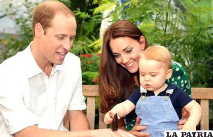 El príncipe Guillermo acompañado de su esposa e hijo /hola.com