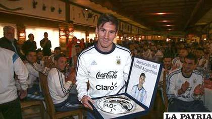 Messi con la plaqueta que le entregó la AFA /ole.com