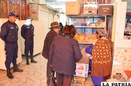 Guardia municipal controló en mercados el precio del pan