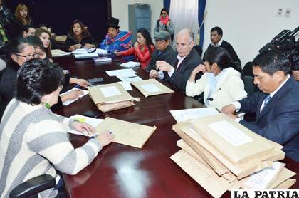 Trabajo de revisión de documentos de los postulantes al Tribunal Electoral /ABI