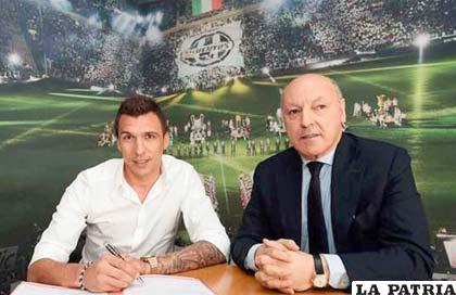 Durante la firma de contrato de Mandzukic con Juventus /espn.com