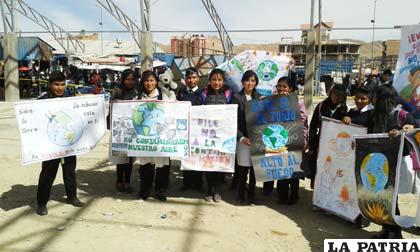 Estudiantes concienciaron sobre cuidado del medio ambiente en el mercado Kantuta