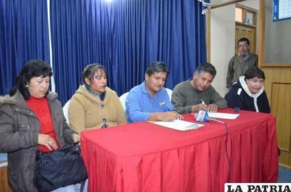 Representantes de Emapa, organizaciones sociales y civiles durante la firma del convenio