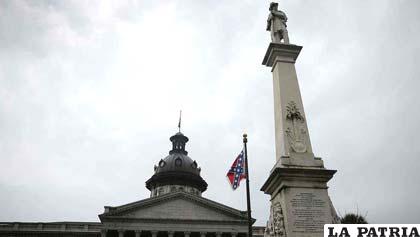 Bandera confederada en el Capitolio de Columbia en South Carolina /telemundo.com