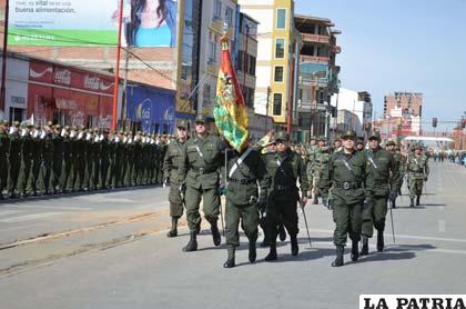 La Tricolor Nacional es llevada con orgullo por la Policía Boliviana