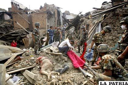 El terremoto de Nepal provocó la muerte de aproximadamente  8 mil personas /lavanguardia.com