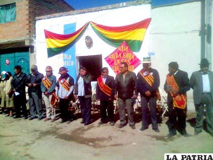 Autoridades presentes en el homenaje al pueblo de Sora Sora