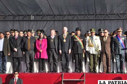 Autoridades nacionales y departamentales rindieron homenaje en los 189 años de la Policía Boliviana