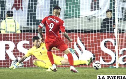Paolo Guerrero anota el tercero para Perú /AS.COM