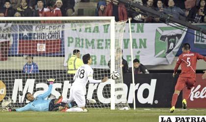 El penal que no cobró el árbitro colombiano, Wilmar Roldán /AS.COM