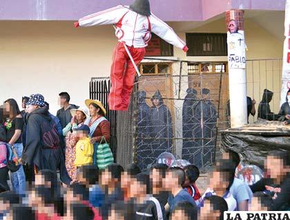 Muñeco que se usó en bautizo para golpearlo y quemarlo