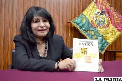 La autora muestra el libro 