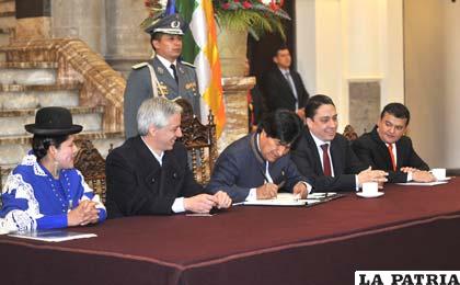 El Presidente Evo Morales, promulgó la Ley de Conciliación y Arbitraje /APG