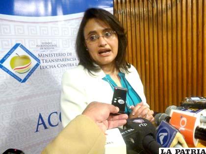 La ministra de Transparencia, Lenny Valdivia, en su informe ante la prensa /ABI