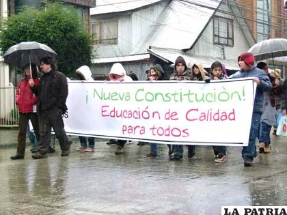 Estudiantes chilenos marchan en repudio a las reformas del sistema educacional /puranoticia.cl