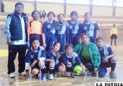 El plantel de jugadoras del colegio Adolfo Mier