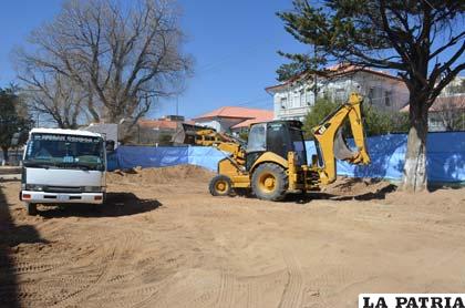 Maquinaria pesada realizando trabajos en el parque 